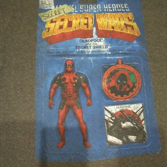 Marvel Comics Deadpool Secret Wars Action Figure T-Shirt Medium NWOT - Picture 2 of 4